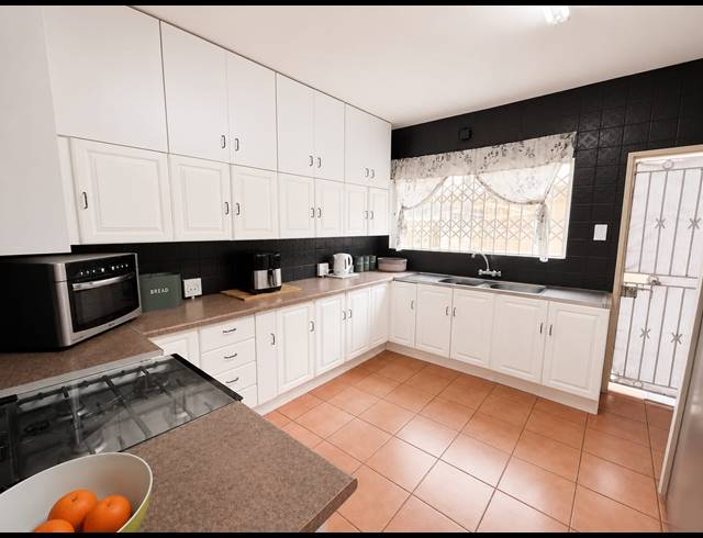 3 BEDROOM TOWNHOUSE TO LET IN THREE RIVERS PROPER